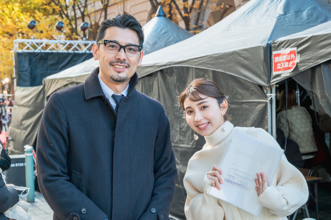 神戸コレクションの主催者である毎日放送の植村さん（左）と司会を務めた野嶋アナウンサー